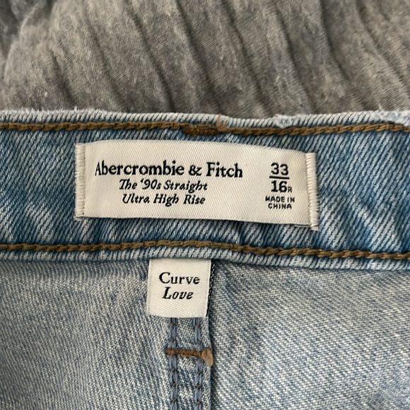 Abercrombie & Fitch Ultra High Rise 90’s Straight Jeans w/vent hem. Size 33/16 - Picture 4 of 5
